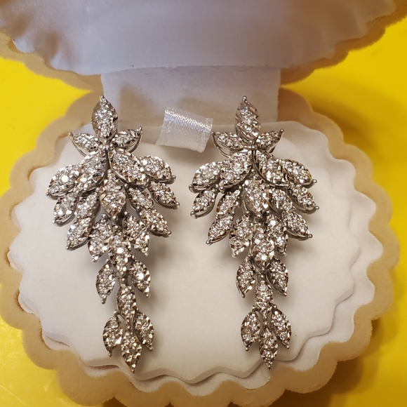 14K WHITE GOLD DIAMOND EARRINGS. - Picture 4 of 8